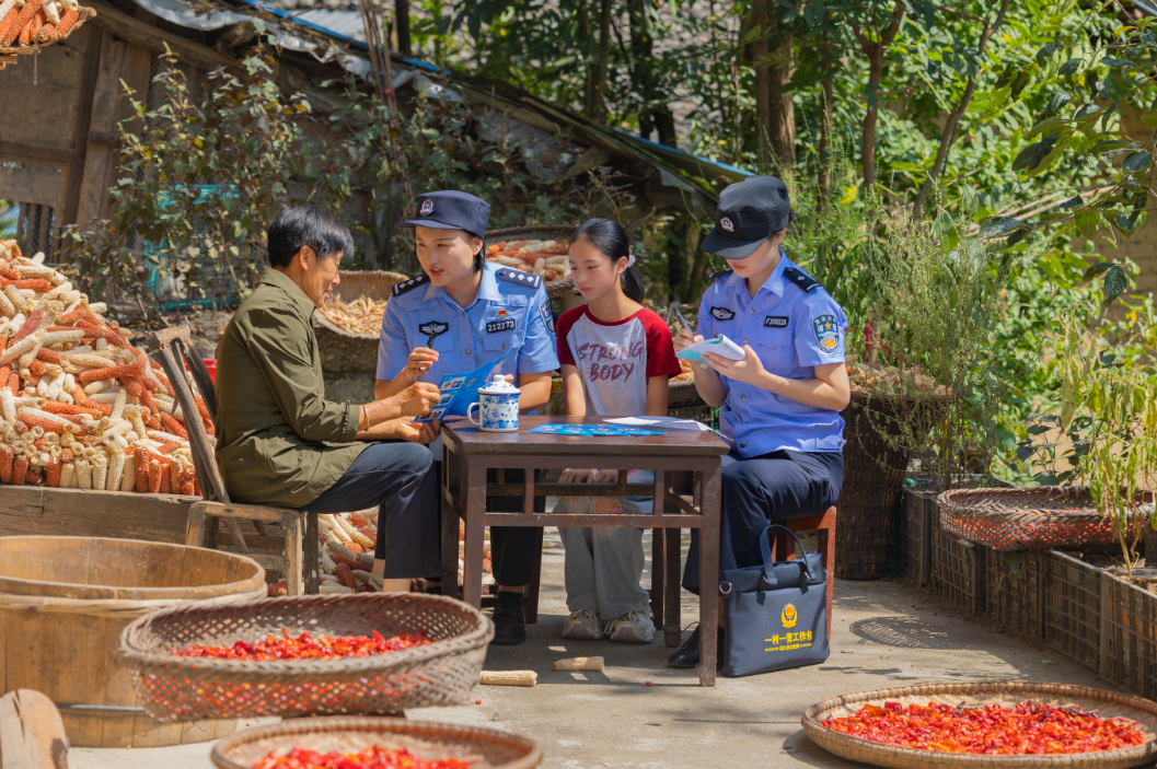 城口县公安“木兰护花”工作队民辅警开展入户走访工作