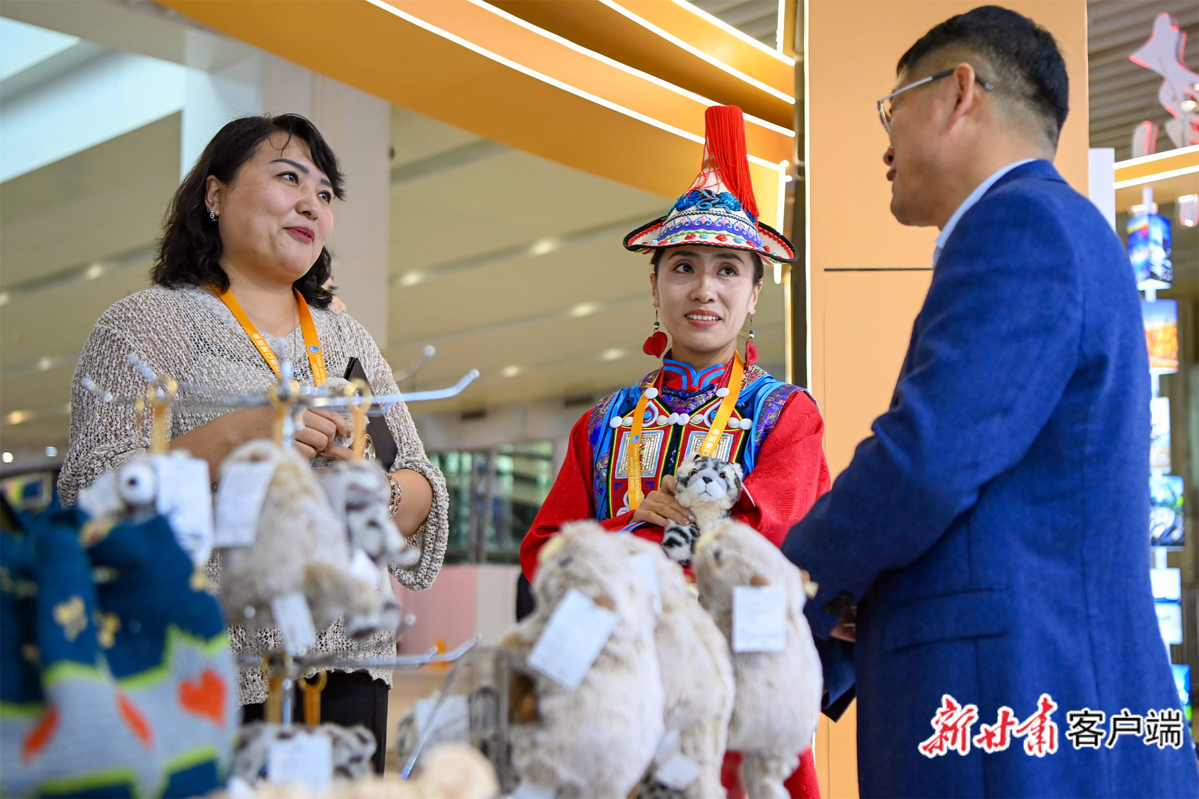 萨尔玛非物质文化遗产发展有限责任公司展台 新甘肃·甘肃日报记者 丁凯