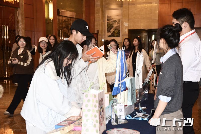 票友们选购文创产品。