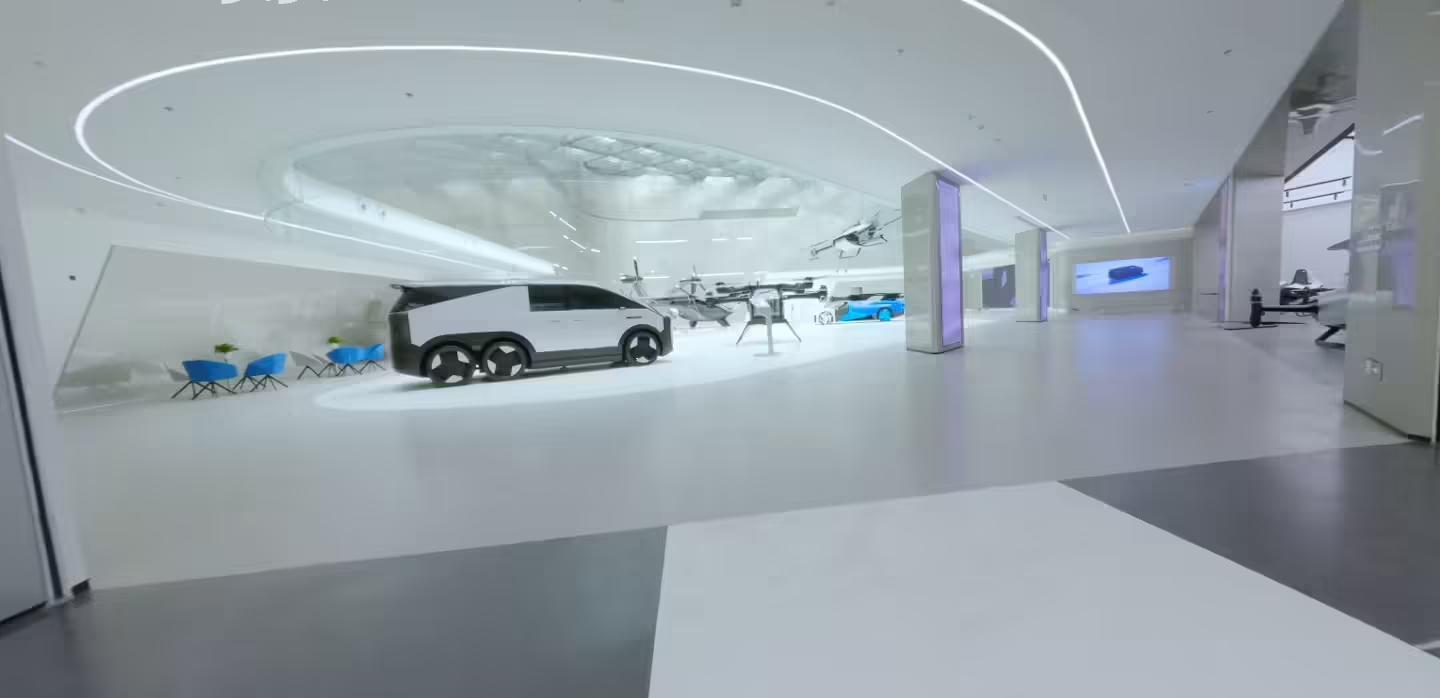 小鹏新总部“航站楼”汇天全新展厅首次公开,陆空一体飞行汽车等集体亮相