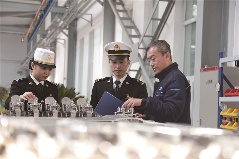 四平海关现场关员赴企业一线，围绕RCEP等自贸协定项下原产地规则的合理运用，为企业人员开展细致讲解。