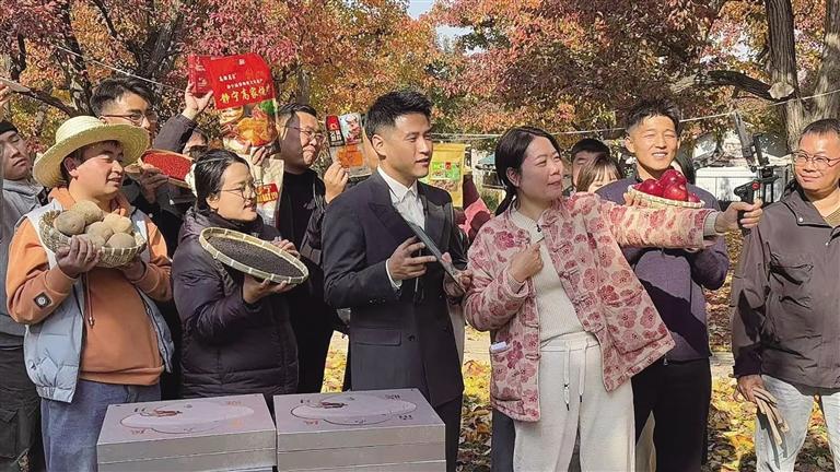 满妹(右三)在什川梨园直播,助力甘味卖全国。