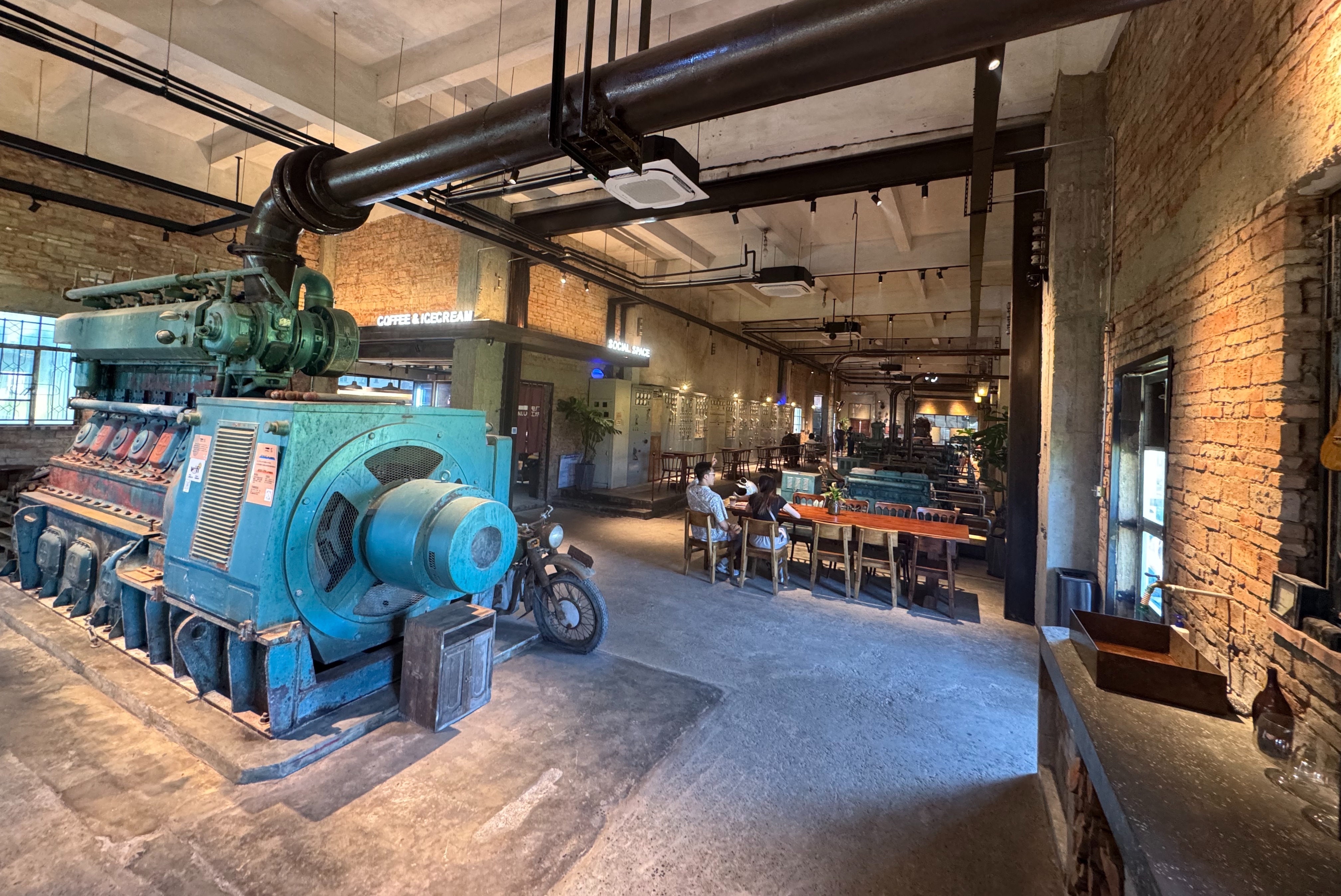 “JANLU电厂工坊”内景