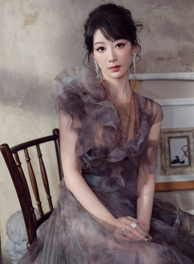 杨紫的皮肤白皙光滑，保养有方。