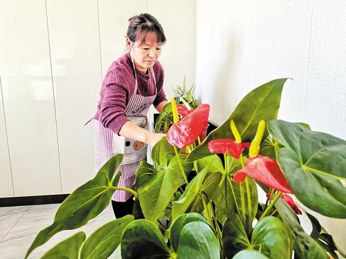 10月21日，滦平县红旗镇桥头村村民冀秀燕在整理房间。 本报记者陈宝云摄