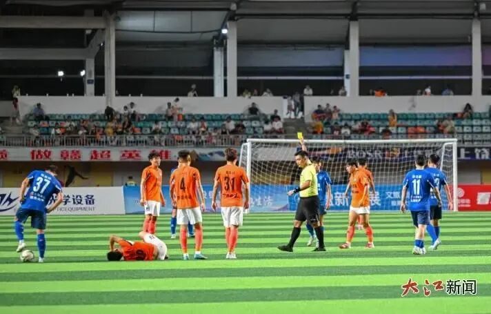 8月23日晚,在上饶市体育中心,上饶队主场迎战景德镇队。裁判向一球员出示黄牌予以警告。江西日报全媒体记者张翰林 摄