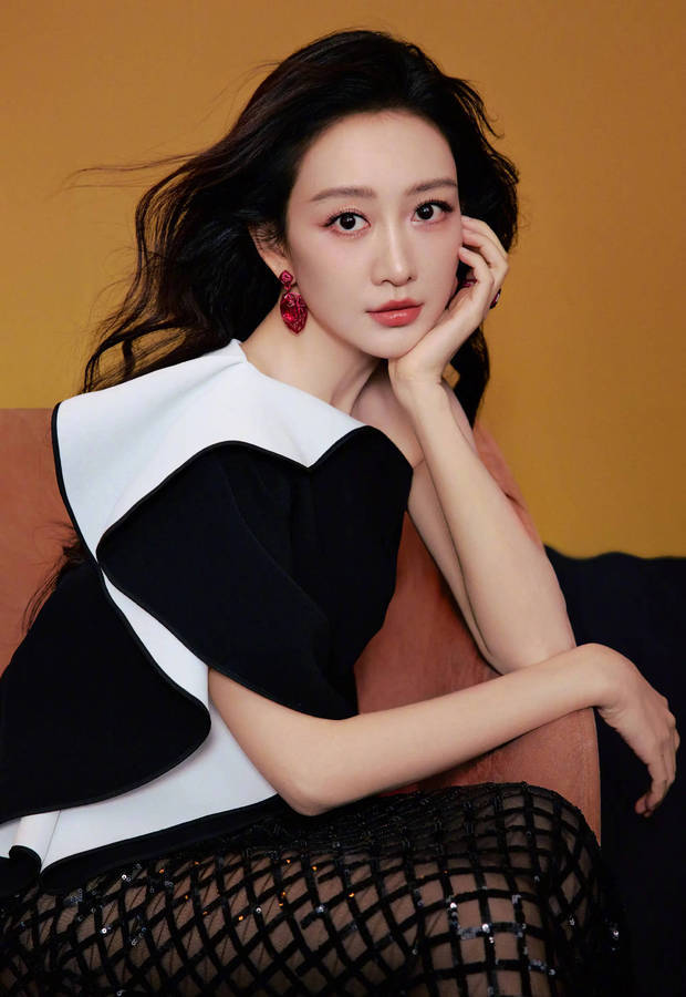 王鸥面露温柔浅笑,魅力十足。