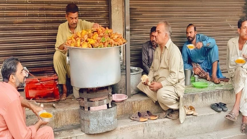 一顿早餐吃掉100，巴铁穷人的幸福生活，吃完路边睡一整天