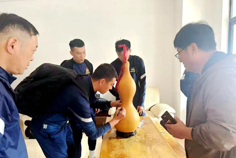 聊城艺术家李霖赠《断金》葫芦 助力传奇足球队决战鲁超之巅