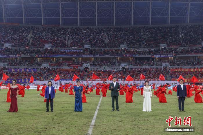 图为比赛中场休息时间,情景音诗画《这里是红军的老家》表演上演。中新社记者 刘力鑫 摄