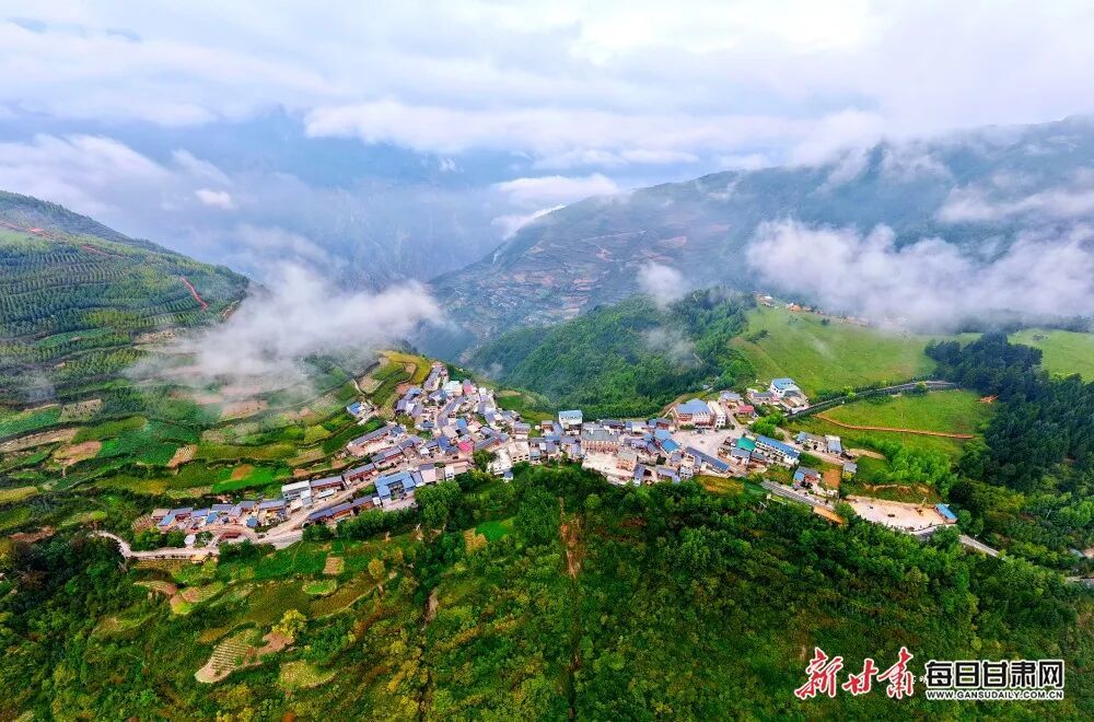 秋季到甘肃看“海” 畅游云端当自在小神仙