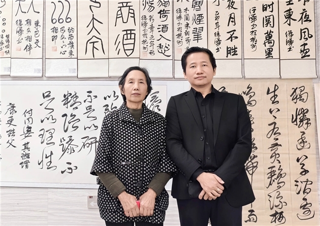 80后综合艺术创作者徐晔（刀锋）与母亲【墨刀文化】法人合影