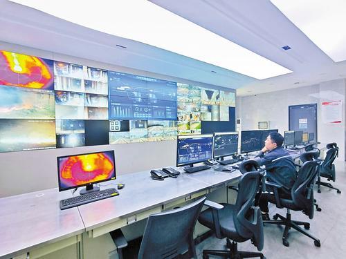 10月15日，天柱钢铁智慧铁水运输主控室内，巨大的电子屏幕上实时显示着所有铁水运输车辆的位置、状态和运行轨迹。 本报记者 王思达摄