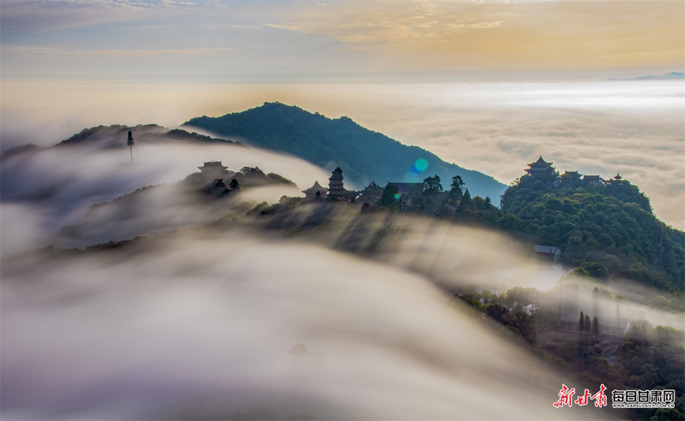 秋季到甘肃看“海” 畅游云端当自在小神仙