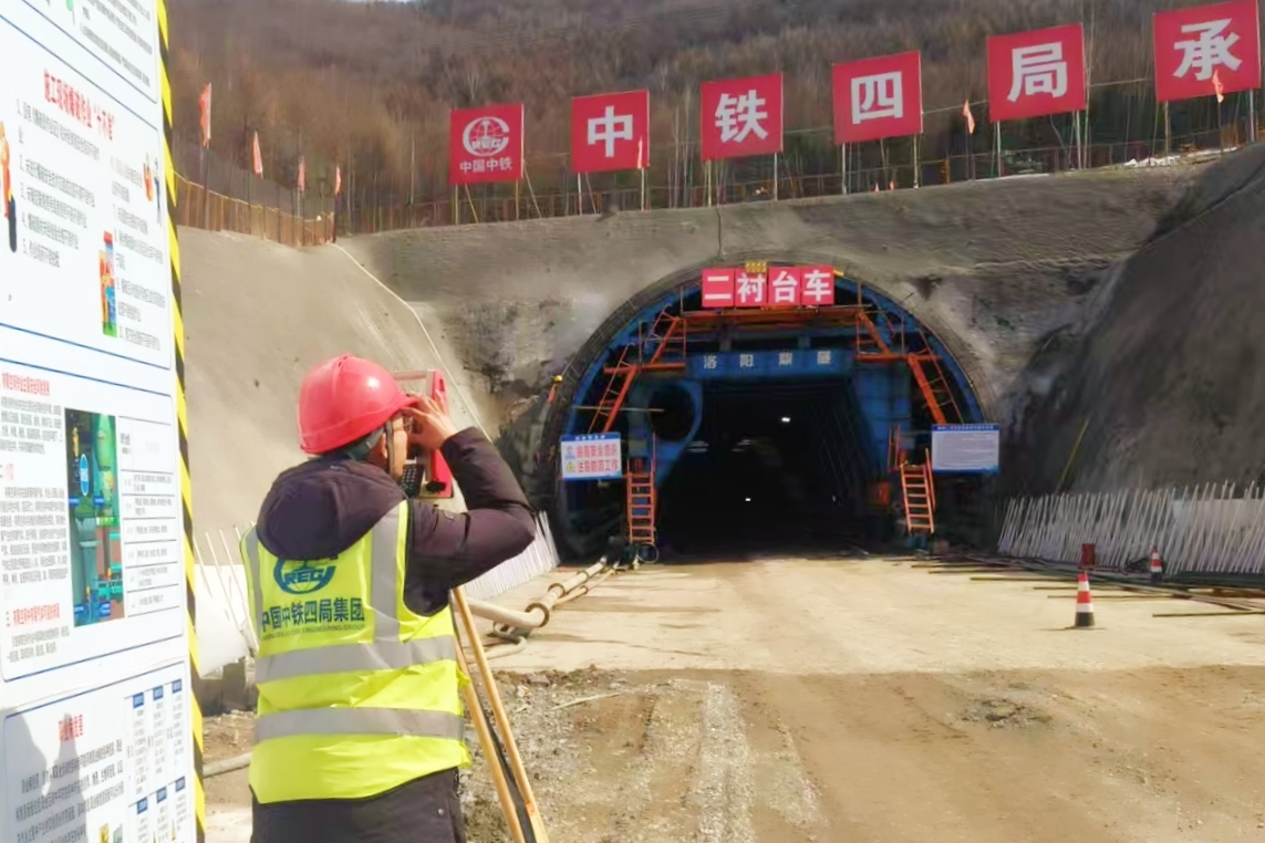 松长高速金华3号隧道仰拱施工告捷