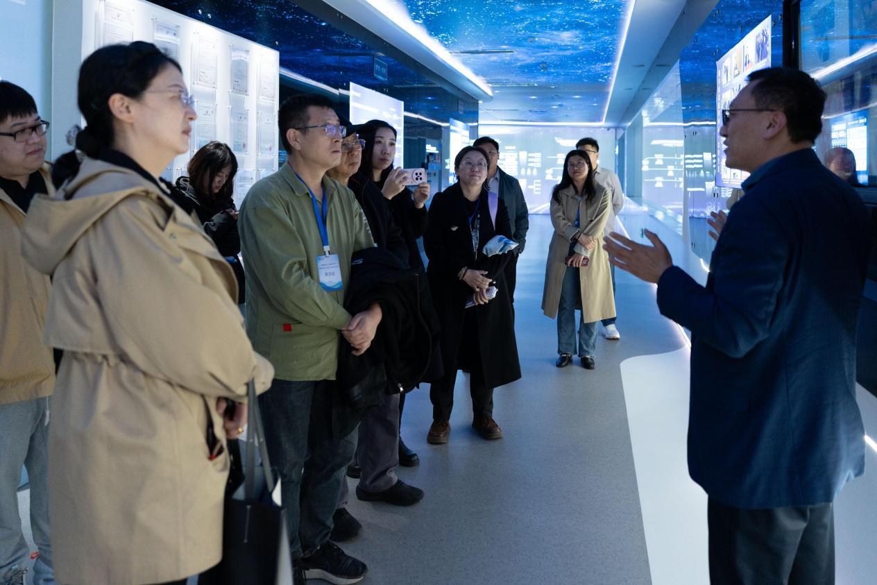 山东银丰生命科学研究院副院长刘志成(右一)为媒体记者介绍低温医学发展情况