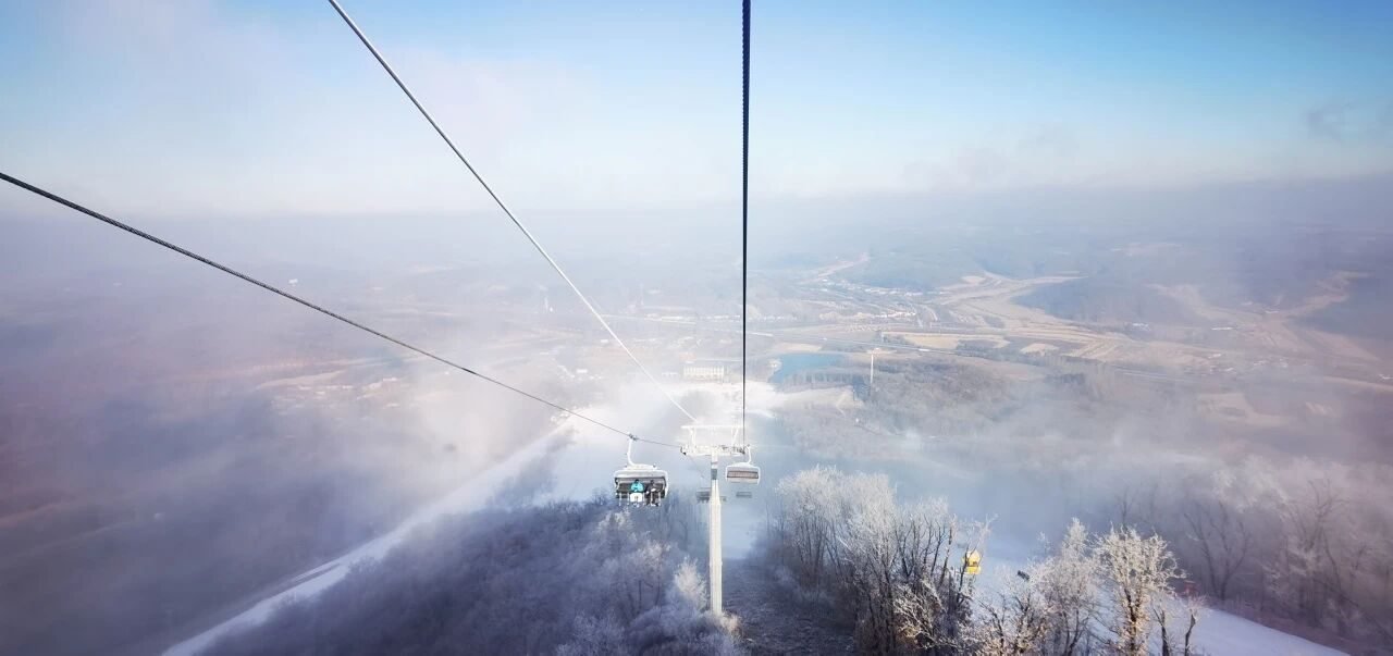 长春庙香山滑雪场。图片来源：庙香山温泉滑雪度假区