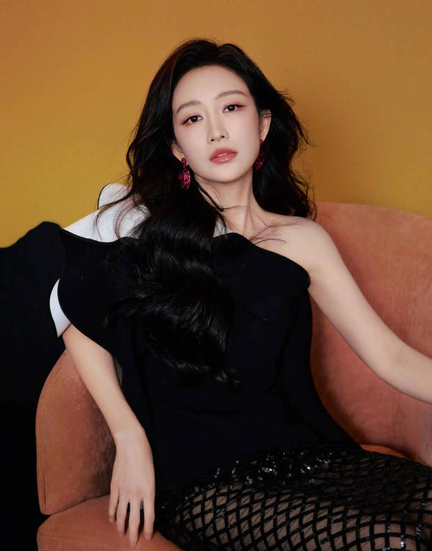 王鸥靠在沙发上,松弛感十足。