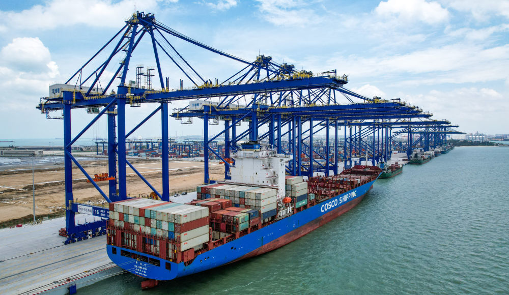 这是5月27日拍摄的海南洋浦国际集装箱码头（无人机照片）。新华社记者 杨冠宇 摄