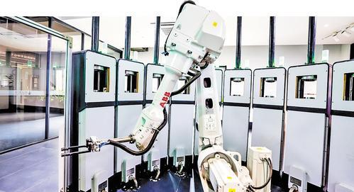 10月17日，天柱钢铁技术中心铁钢智能检测室内的机器人。 天柱钢铁供图