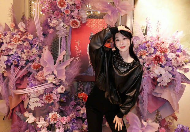 杨紫绽放温柔笑容,美貌迷人。