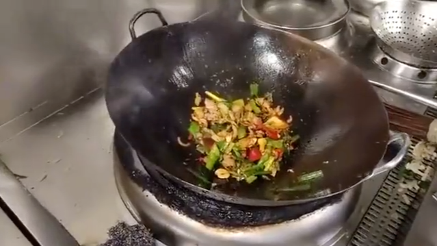 怪不得酒店上菜那么快，顾客点了回锅肉，大厨1分钟搞定出锅了