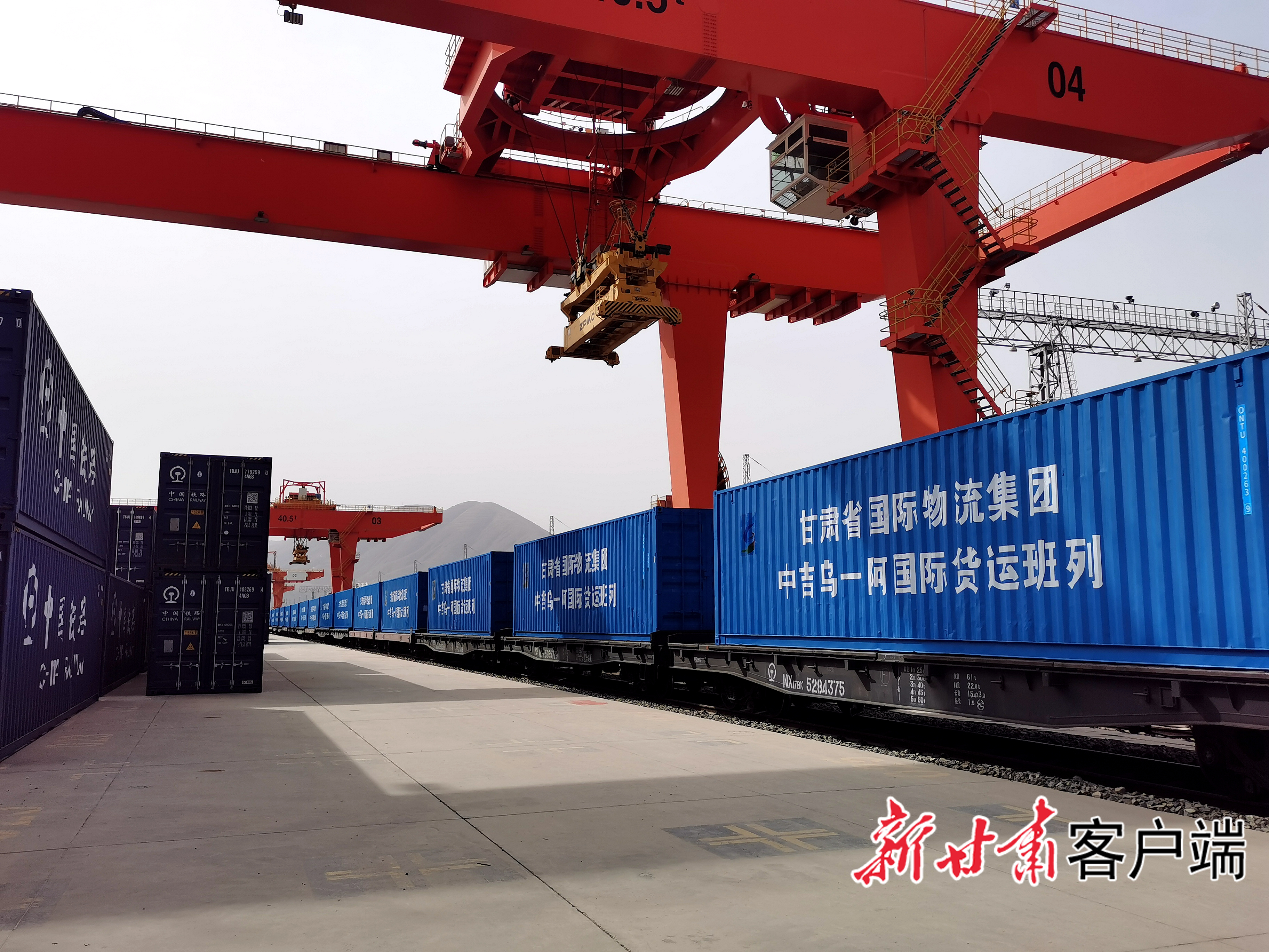 “中吉乌—阿”铁公联运国际班列发车