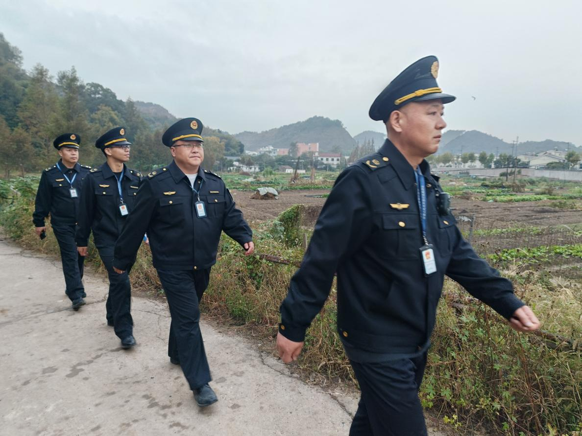 冬季护“蓝”进行时 鄞州联动巡查共筑生态屏障——云龙、东钱湖两地执法队携手共治交界区农田焚烧见成效