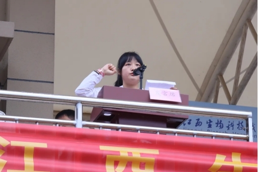 裁判员代表张楚楚宣誓