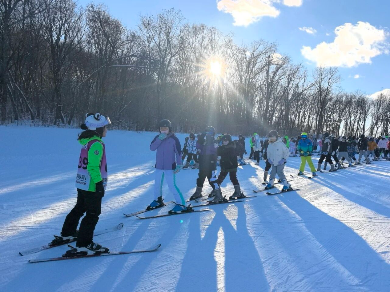 青少年在长春庙香山滑雪场学习双板滑雪。图片来源:庙香山温泉滑雪度假区