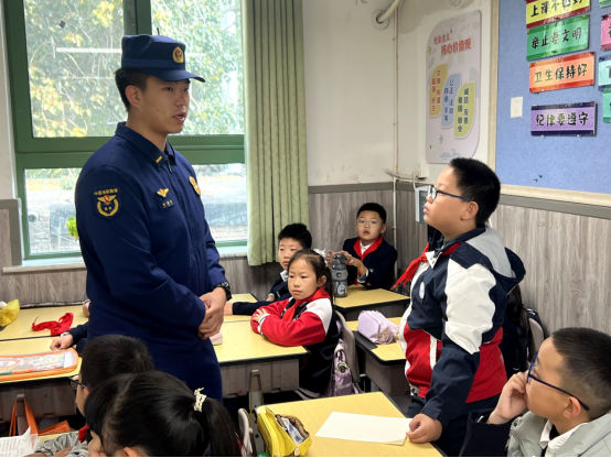 11月3日，在石家庄市草场街小学四年级三班教室，消防员与学生进行互动。李雨桐摄