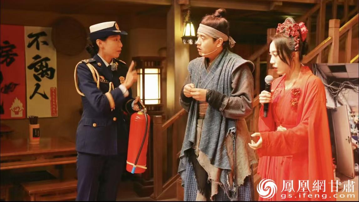 消防员与“风起大汉”街区NPC古今对话，宣传消防安全知识。甘肃省消防救援总队供图