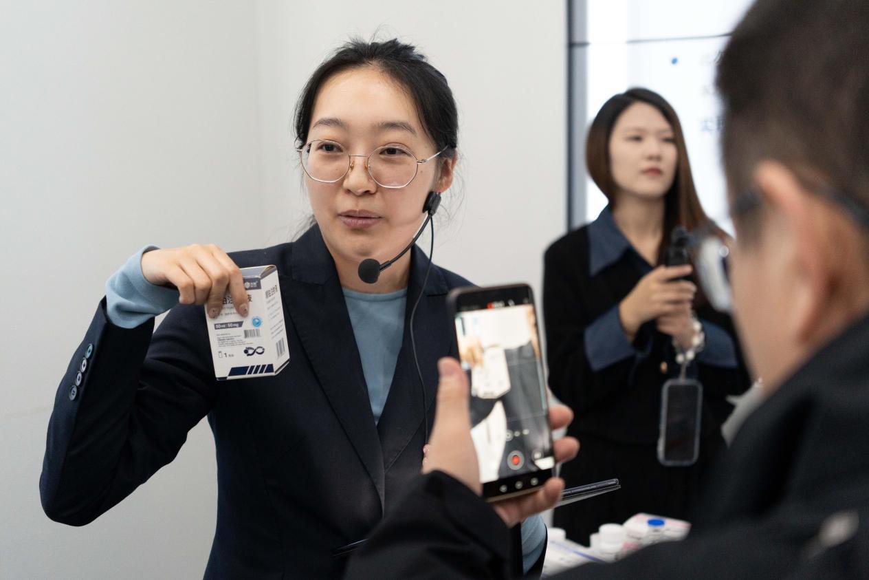 齐鲁制药工作人员介绍向美国出口的顺铂注射液