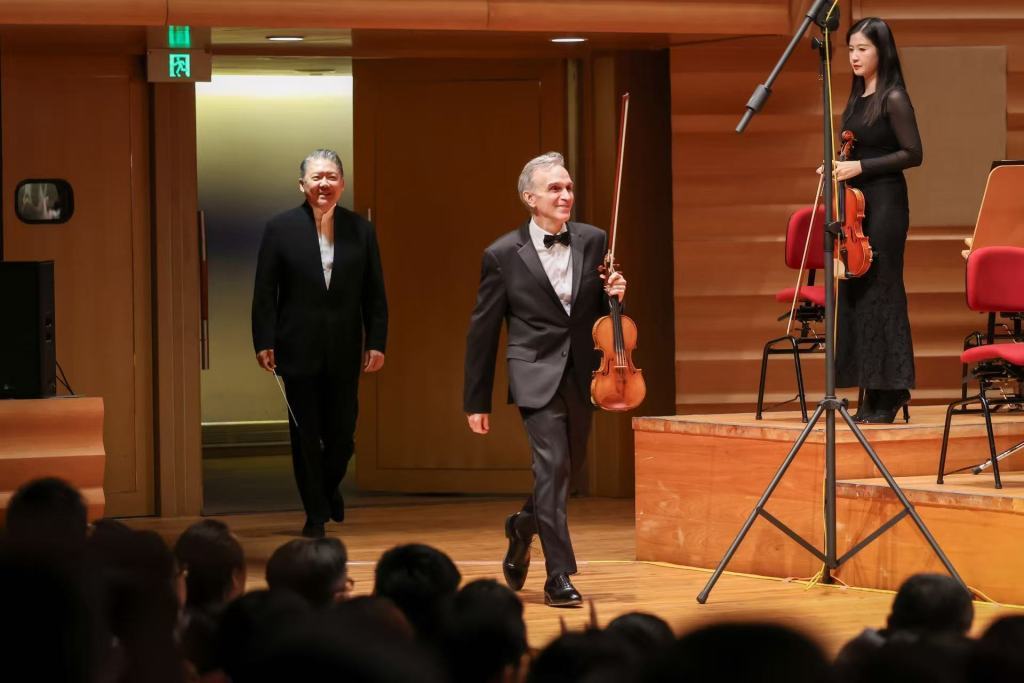 沙哈姆和余隆一次次在热烈的掌声中返场谢幕