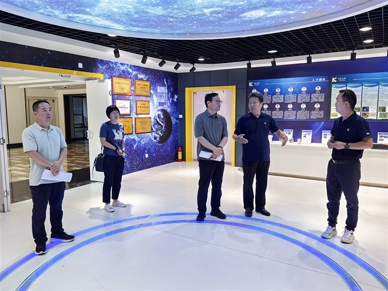 洛阳市人大常委会调研组到洛阳尖端技术研究院调研。