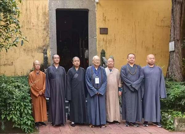 你们是我的善知识！圣辉长老赴兰溪探望老侍者，冒雨顶礼临济祖师
