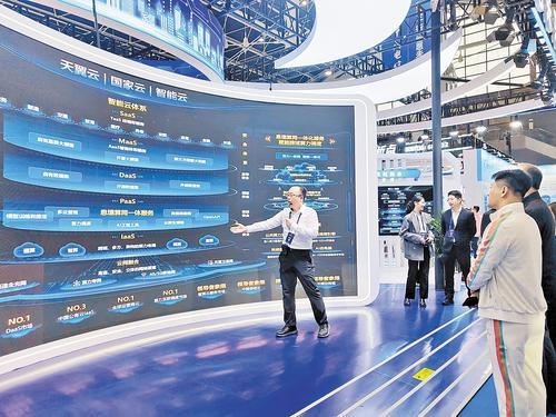 10月17日，在2025中国国际数字经济博览会上，河北电信的工作人员正在向参展商介绍公司算力布局及应用情况。本报记者 方素菊摄