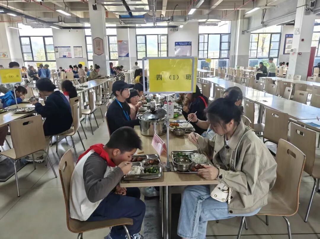 鹰潭市第十三中学家长与学生共同用餐