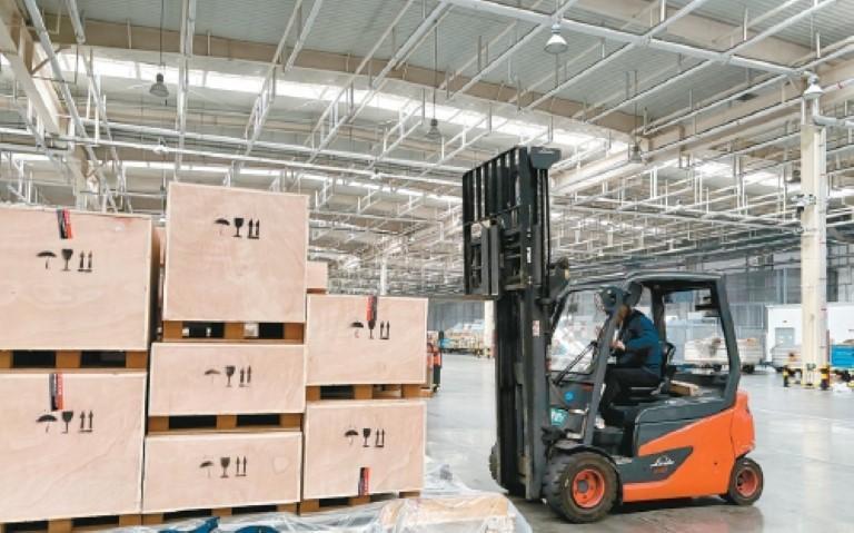 工作人员正在运送货物。