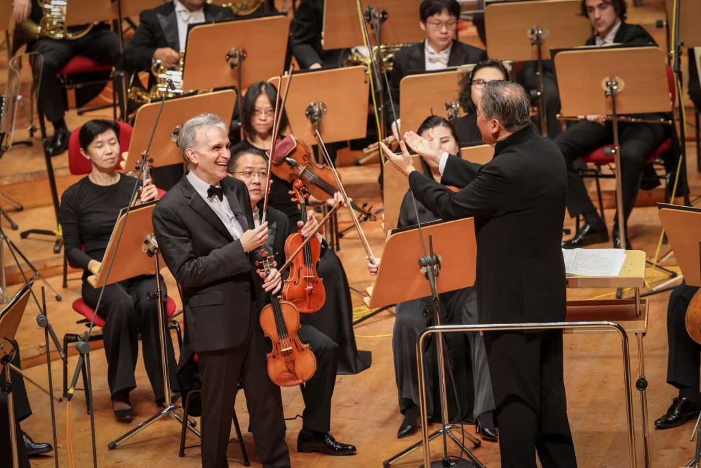 余隆和沙哈姆在演出中