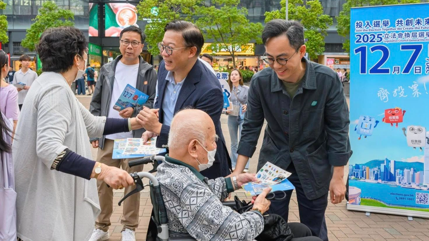 香港多位司局长上街站打气 吁市民踊跃投票