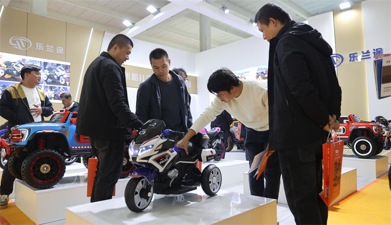 11月6日,客商在第二十届中国·北方(平乡)国际自行车童车玩具博览会上选购商品。