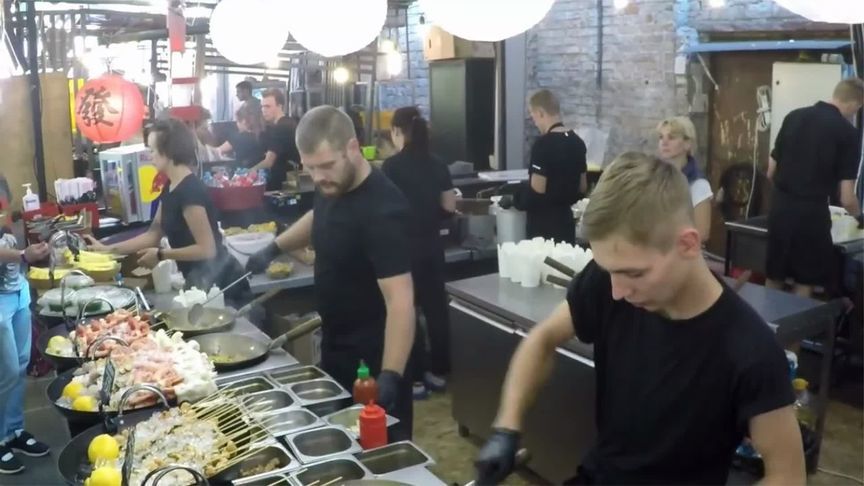 老外学做中国菜后生意爆火，顾客排长队