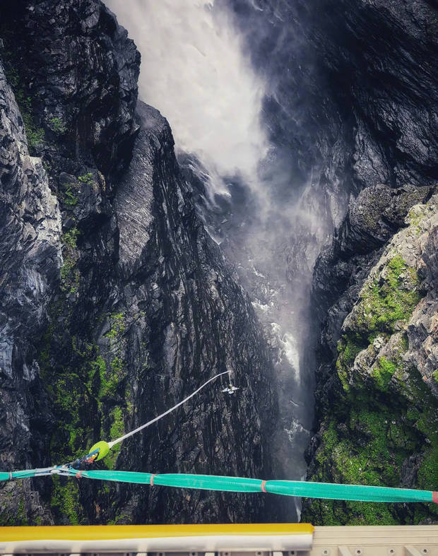 马思纯成功挑战蹦极超有勇气。