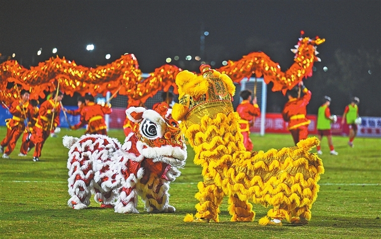 10月5日,樟树市全民健身中心体育场,宜春职业技术学院学生表演的《古典龙狮》,趣味性十足。