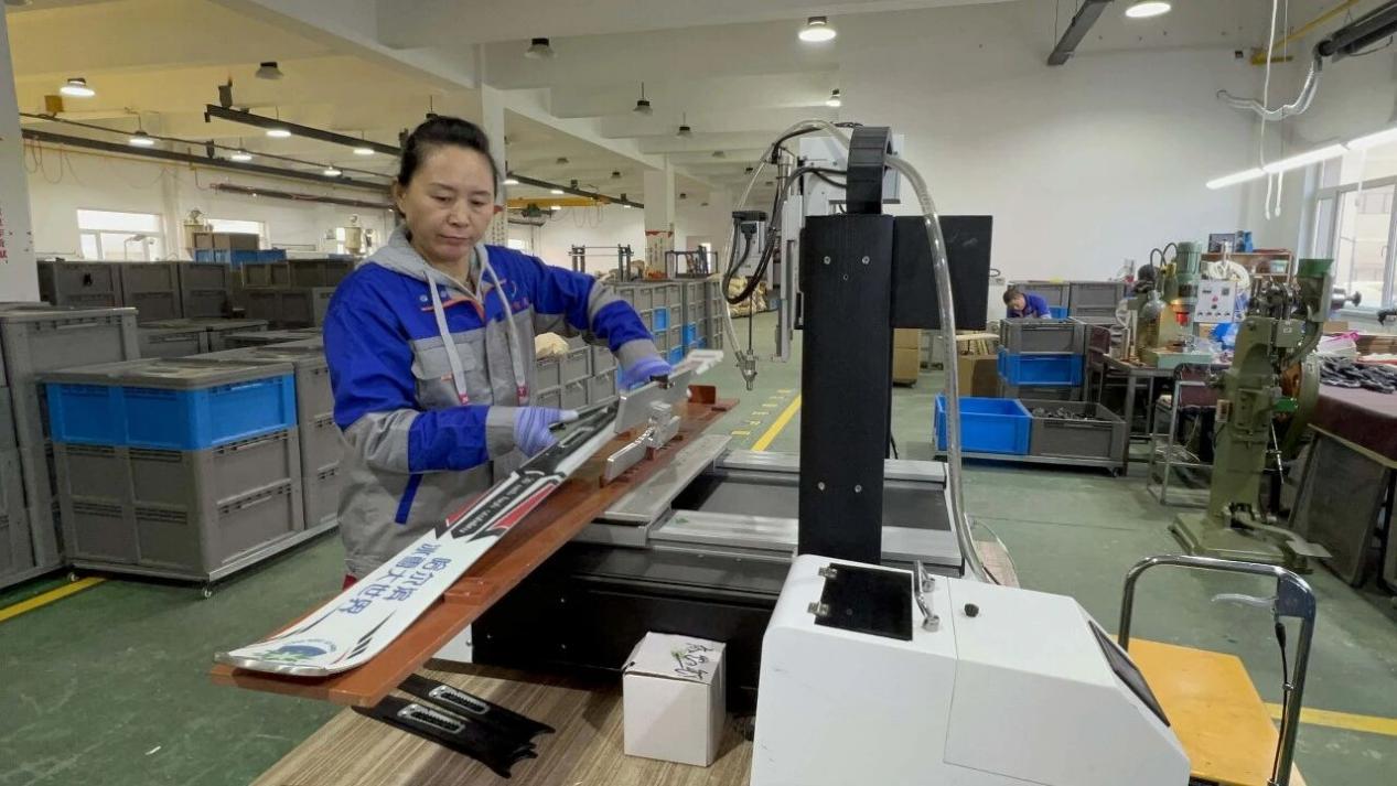 工人为滑雪板安装固定器底座