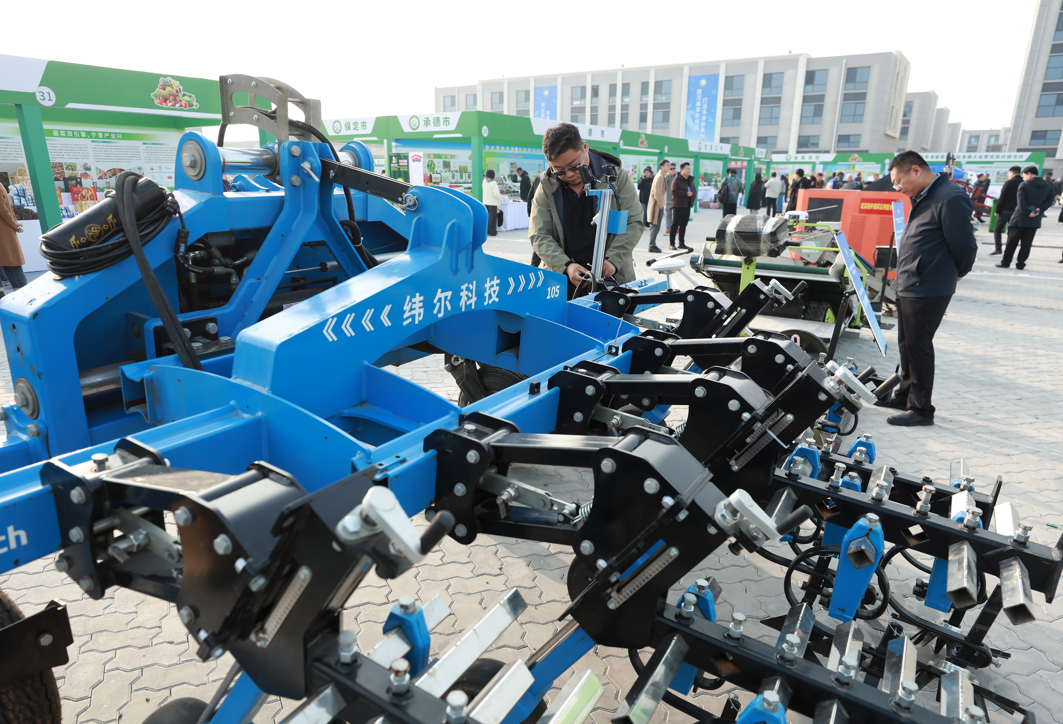 11月4日，客商参观物资装备展位 。陈月振 摄