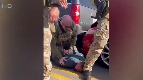 美国移民执法人员疑“碰瓷”式抓人遭围堵