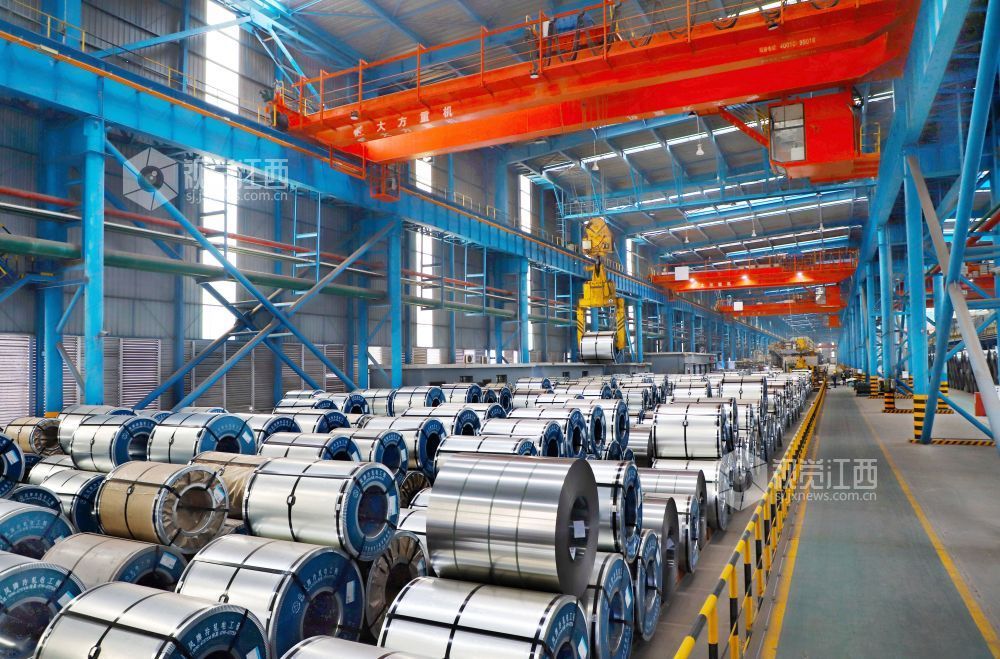 行车正在对钢卷进行吊装作业。