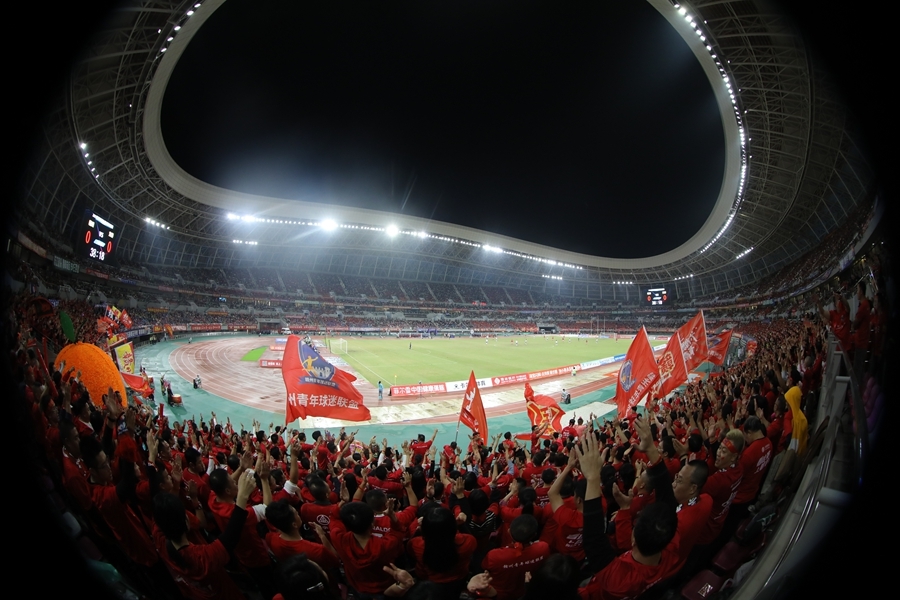 11月2日,“赣超”落幕战在赣州“鸟巢”举行,4万余名红衣球迷涌入赛场加油助威,现场成了红色的海洋。